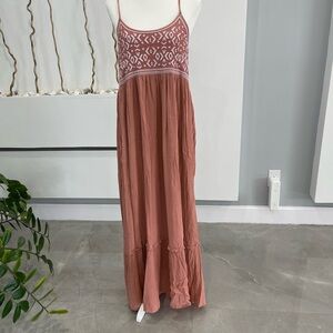 Chic Blush Maxi Dress with Patterned Bodice